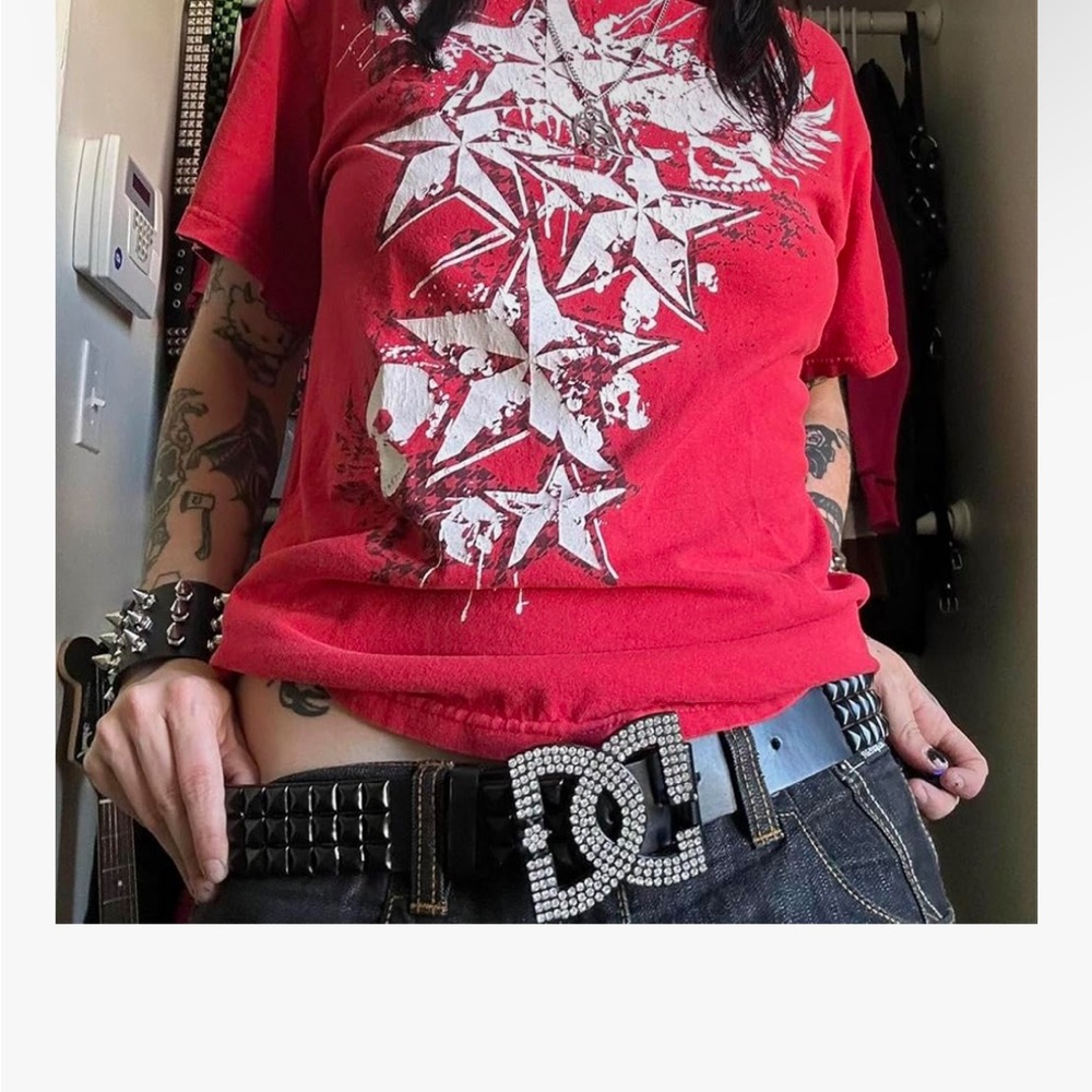 Bold Red Star Graphic Women's Tee